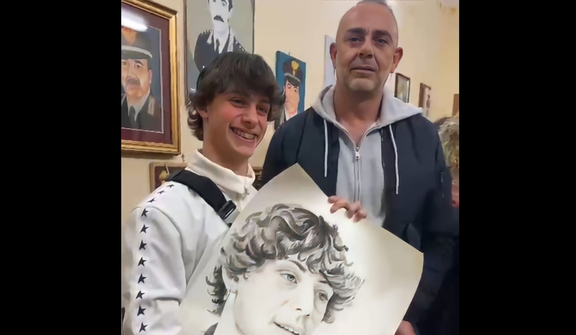 Rocco Micale consegna il ritratto a Samuele Segreto